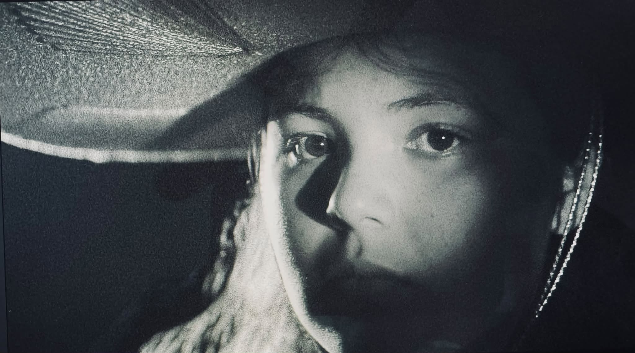 Retrato en blanco y negro de Corre Cámara